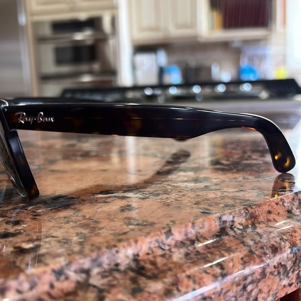 Women’s Wayfarer Ray Ban Polarized Sunglasses - Picture 9 of 9